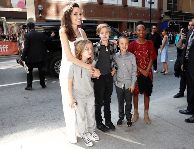 Джоли с децата си Вивиан, Шайло, Нокс и Захара.