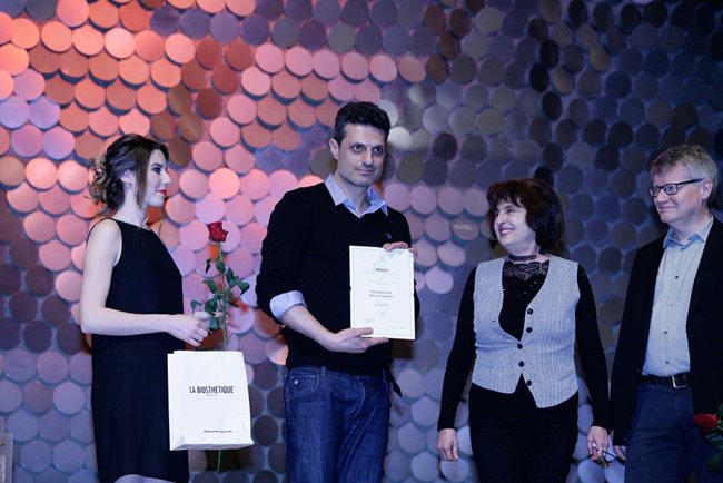 "Вездесъщият" взе две награди, и двете на критиците. На снимката - призовете прие от името на екипа актьорът Велислав Павлов.