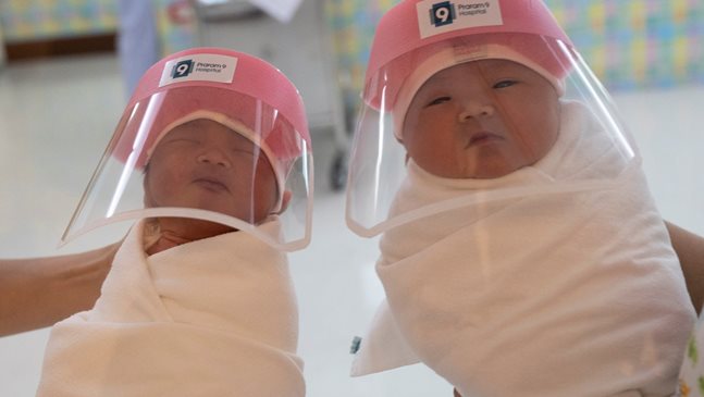 Новородените в Банкок получават шлемове срещу коронавируса (Снимки)
