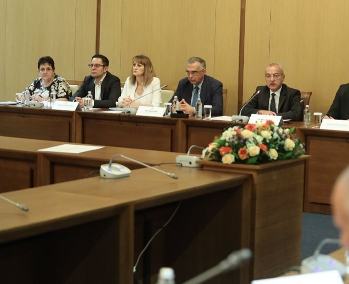 Премиерът Гълъб Донев и министри проведоха среща с областните управители в София.