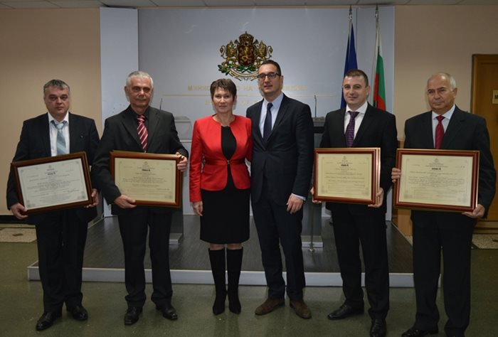 Зам.-министърът на икономиката Даниела Везиева и шефът на агенцията за инвестиции Стамен Янев (в средата) с инвеститорите, които получиха сертификати.