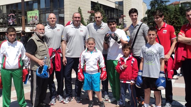 Отец Андон Шавулев със свои възпитаници и волейболните ни национали на спортен празник в Благоевград