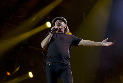 Краят на AC/DC? Вокалът Браян Джонсън на път да загуби слуха си