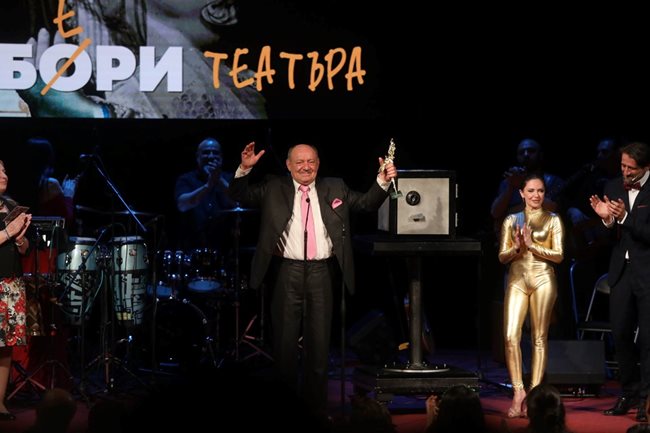 Антон Радичев с наградата за изключителен принос към българския театър