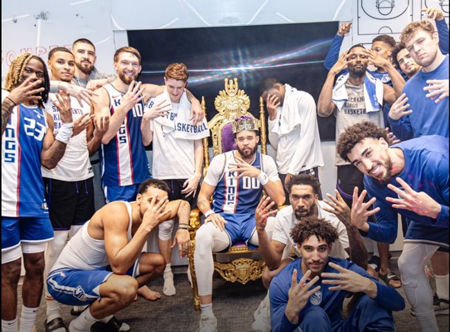 Везенков (горе вдясно) и съотборниците му в “Сакраменто” празнуват успеха над шампиона от миналия сезон в НБА “Денвър”.

СНИМКА: ФЕЙСБУК