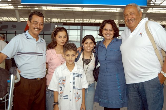 Гарелов със семейството на Ахмед Мелиджи през 2007 г.  СНИМКА: РУМЯНА ТОНЕВА