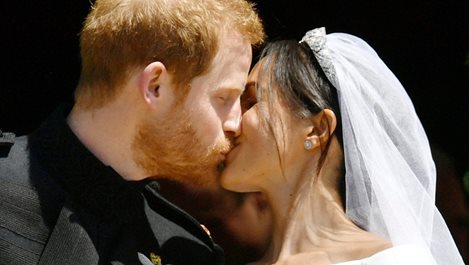 Първата съпружеска целувка на Хари и Меган (Снимки+Видео)