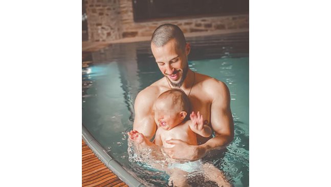 Наум Шопов учи бебето да плува