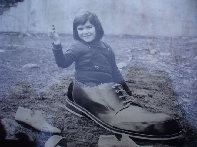 За изложба на обувки в Габрово Пейко изработил рекламна гигантска обувка с дължина 1 метър, в която по-малката му дъщеря Петя спокойно се вмъкнала.
