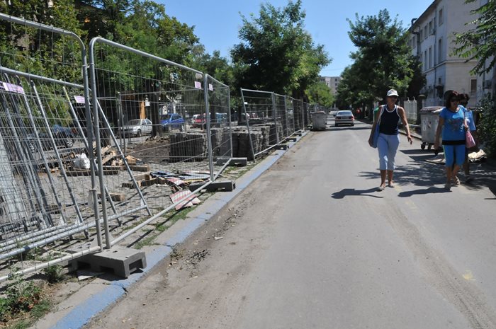 Разкопани улици в Бургас заради подмяна на ВиК мрежата. Започнатите и зарязани проекти за водопроводната мрежа са на обща стойност към 450 млн. лв. СНИМКА: “24 ЧАСА”