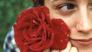 Розата хидратира, невенът помага на проблемна кожа