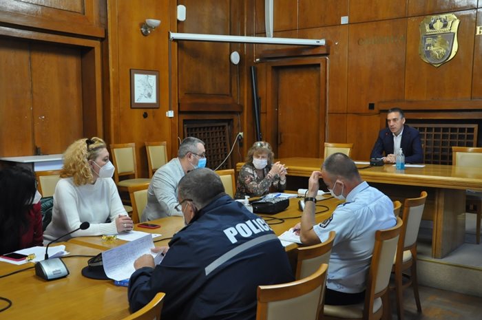 Отговорните институции по изпращане на абитуриентите се събраха в общината на среща с кмета Димитър Николов.