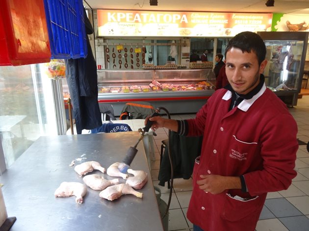 Младеж на пазара в Комотини пърли с горелка пилетата пред очите на клиентите.