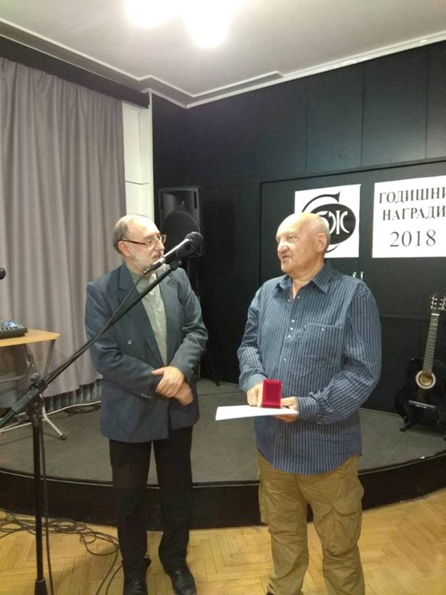 Юри Димитров получава наградата.