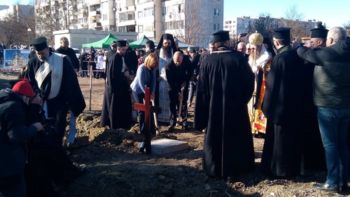 Президентът Румен Радев и столичният кмет Йорданка Фандъкова правят първа копка на новия храм в столичния квартал "Люлин".
СНИМКИ: Митьо Маринов