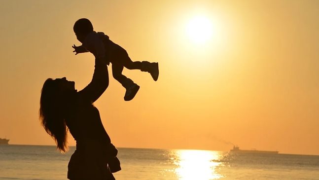 Децата са по-щастливи през живота си, когато майчинството е по-дълго