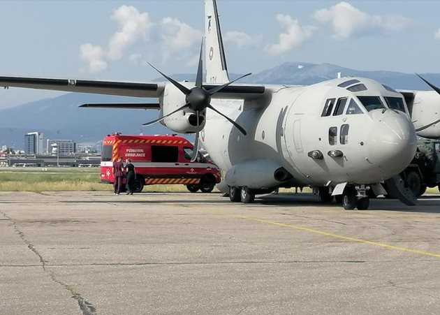Военнослужещи от Военновъздушните сили изпълниха успешно задача за транспортиране на пациент Снимка: Пресцентър на Министерството на отбраната