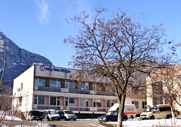 Частната болница "Вива Медика" в двора на държавната МБАЛ във Враца.  Снимка на автора.