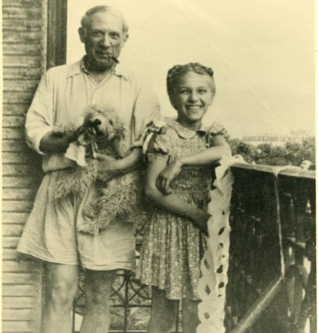 Художникът заедно с дъщеря си Мая и кучето им Рики в Париж през август 1944 г.
