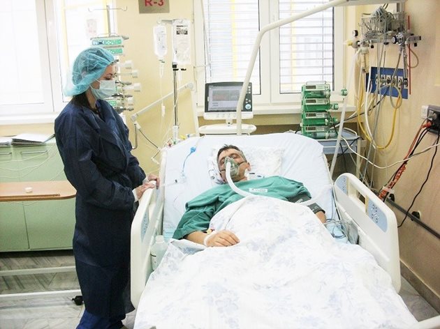 Бившият полицай на болничното легло в "Света Екатерина" малко след трансплантацията