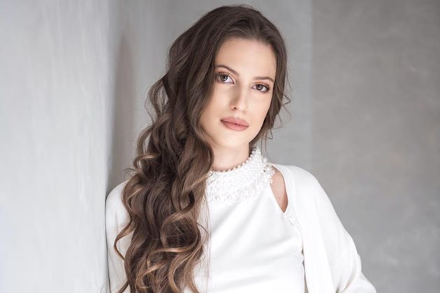 Александра Панайотова изпълнява на френски хита на Азис "Сен Тропе"