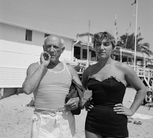 Пабло Пикасо и Мая Видмайер Пикасо на плажа “Голф-Хуан” през 1954 г.
