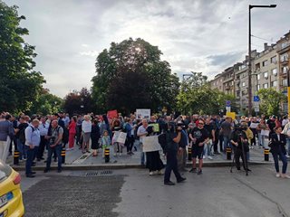 Бурен протест срещу промяна в движението затвори центъра на София (Видео, снимки)