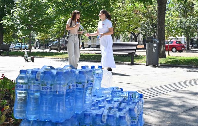 Доброволци на Столичната организация на Българския Червен кръст (БЧК) раздаваха безплатно вода на хората