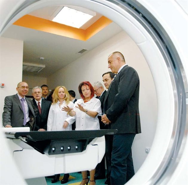 Премиерът Борисов, здравният министър Константинов (вляво) директорът на ИСУЛ доц. Коруков (втория отдясно) откриха новия апарат за лъчелечение.