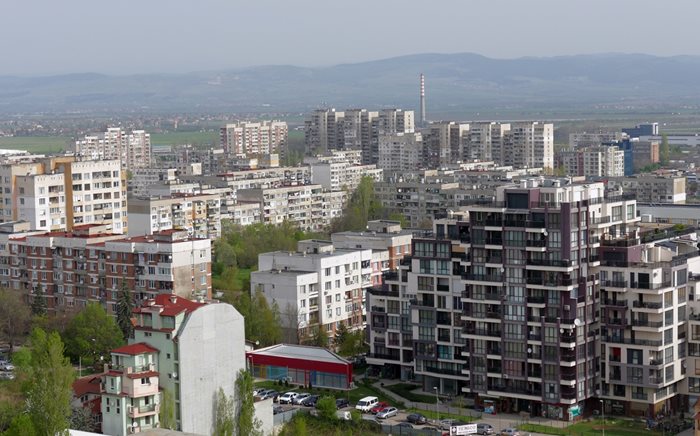 При новото строителство преобладават завършените докрай жилища

и по-просторните апартаменти, което по естествен начин вдига

цените на жилищните имоти.

СНИМКА:

“24 ЧАСА”

