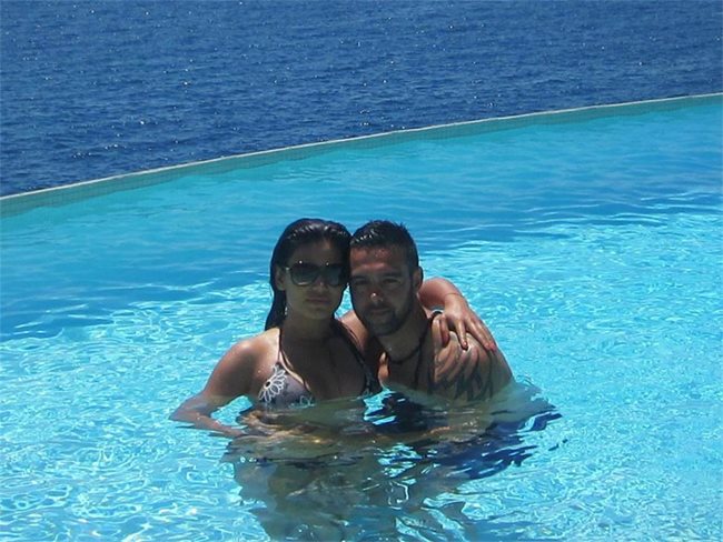 Барт с жена си в басейна
