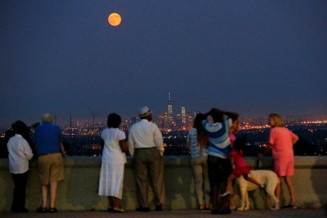 Американци се възхищават на Суперлуна, която изгрява над небостъргачите в Манхатън. Явлението ще се наблюдава тази вечер. Снимка: Архив