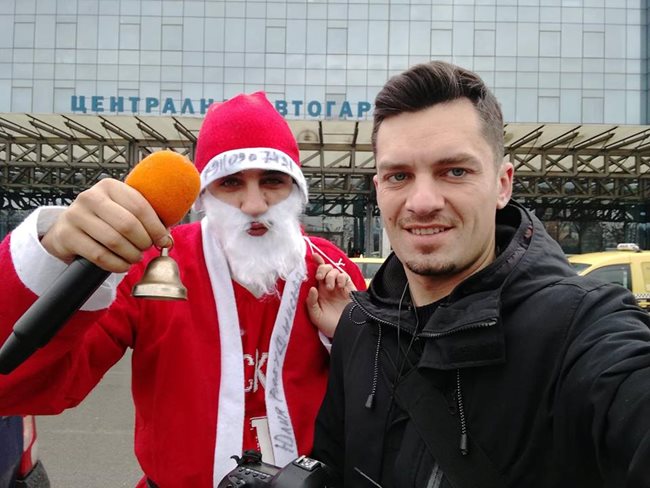 Репортерът Димитър Мартинов, облечен като Дядо Коледа, с оператора Петър Петров.