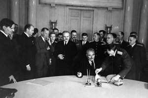 Добри Терпешев подписва Съглашението за примирие през 1944 г.
