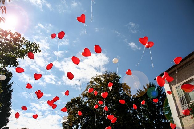 Всяка година Световният ден за борба с хемофилията се отбелязва със символичен флашмоб чрез пускане на червени балони в небето, а вечер се осветяват две знакови сгради в страната - НДК в София и Параклис-мавзолей "Свети Георги Победоносец" в Плевен. СНИМКА: PIXABAY