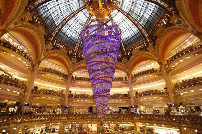 Обърната с "краката" нагоре 25-метрова елха в парижки мол, eggheads.altervista.org