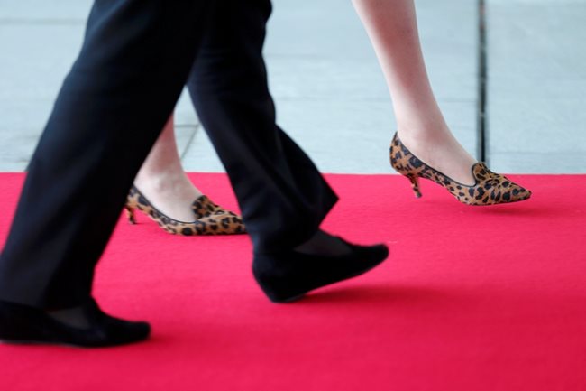 Обувките на две държавнички - вдясно на Тереза Мей, вляво на Ангела Меркел