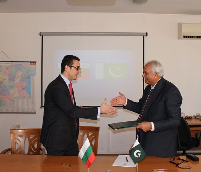 Шефът на агенцията за инвестиции Стамен Янев и посланикът на Пакистан у нас  Бабар Хашми. подписаха споразумението.