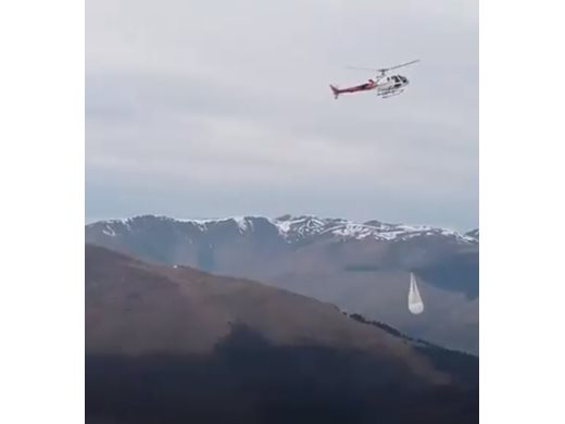Хеликоптер носи сняг на писти френски курорт, за да оцелее туризмът (Снимки и видео)