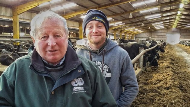 Том Браун (вляво) и неговият син Саймън са собственици на най-голямата млечна говедовъдна ферма в Ирландия Снимка: Agriland.ie