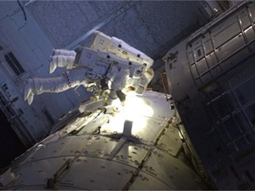 Американски астронавти смениха антена на МКС