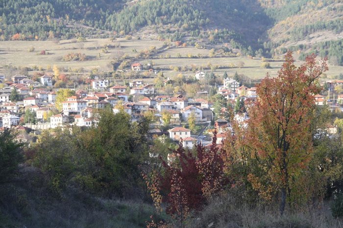 Село Хвойна в района на Чепеларе е едно от малкото села в България, в които водопровод и канализация са прокарани далеч преди Втората световна война. Затова днес то е туристически център с много къщи за гости. 

СНИМКА: ВАЛЕНТИН ХАДЖИЕВ
