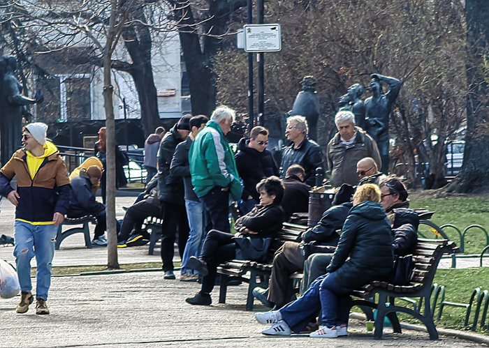 Според доклада на “Алианц” държавите и бизнесът трябва да изготвят стратегии, с които да задържат възрастните хора по-дълго време на работа.