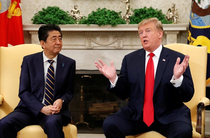 Японският премиер Шиндзо Абе и президентът на САЩ Доналд Тръмп СНИМКА: Ройтерс