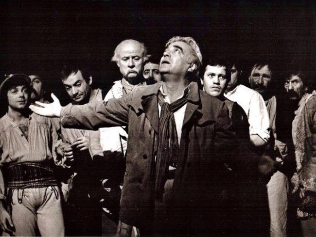 Преди 40 г. Мамалев (четвъртият от ляво на дясно) е най-младият сред актьорите.