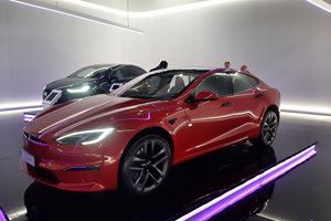 Tesla Model S в топверсията Plaid за първи път е представена на изложение. Това е вариант с три двигателя, които произвеждат 1034 к.с. и време от 0 до 100 км/ч само за 2,1 секунди. Струва 139 990 евро.