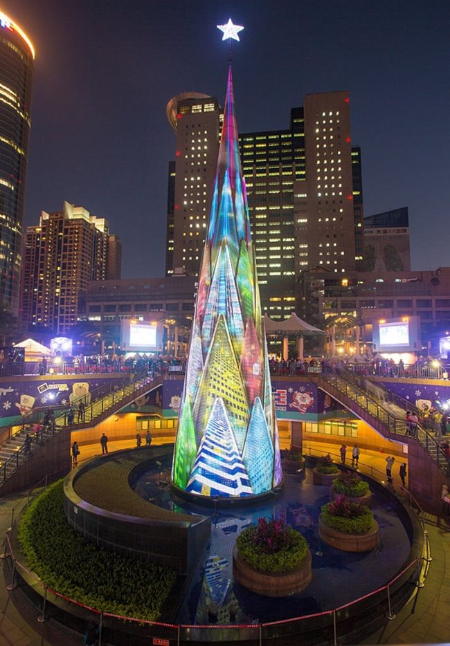 Височината на тази елха, направена от LED светлини, е 36 метра и се намира в Тайпей, Тайван. Месец преди Коледа всяка вечер след залез слънце има свенлинно шоу на всеки половин час, © Craig Ferguson