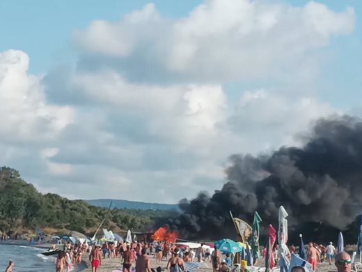 Голям пожар на плажа в Китен, изгоря цял бар (Видео)