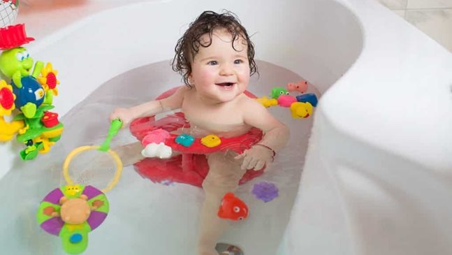 Опасно ли е, ако бебето погълне вода при къпане
