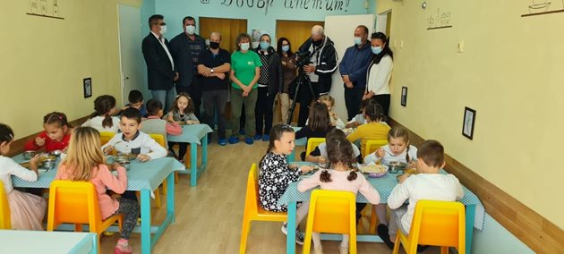 Възпитаници на детското заведение пък се отблагодариха за жеста с няколко народни песни, посрещнати с овации от биопроизводителите.  